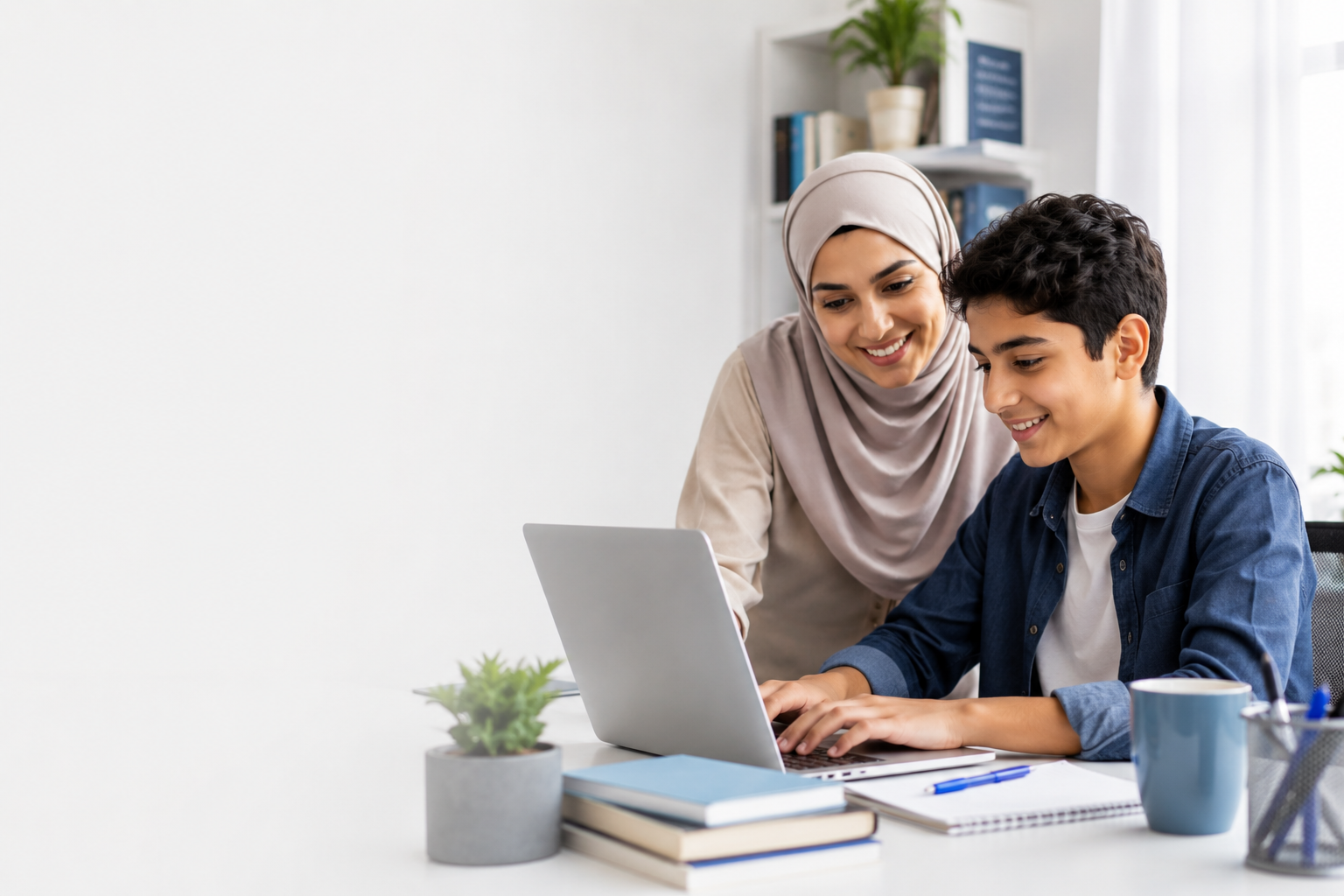 أم تساعد طفلها أثناء استخدام اللابتوب في المنزل